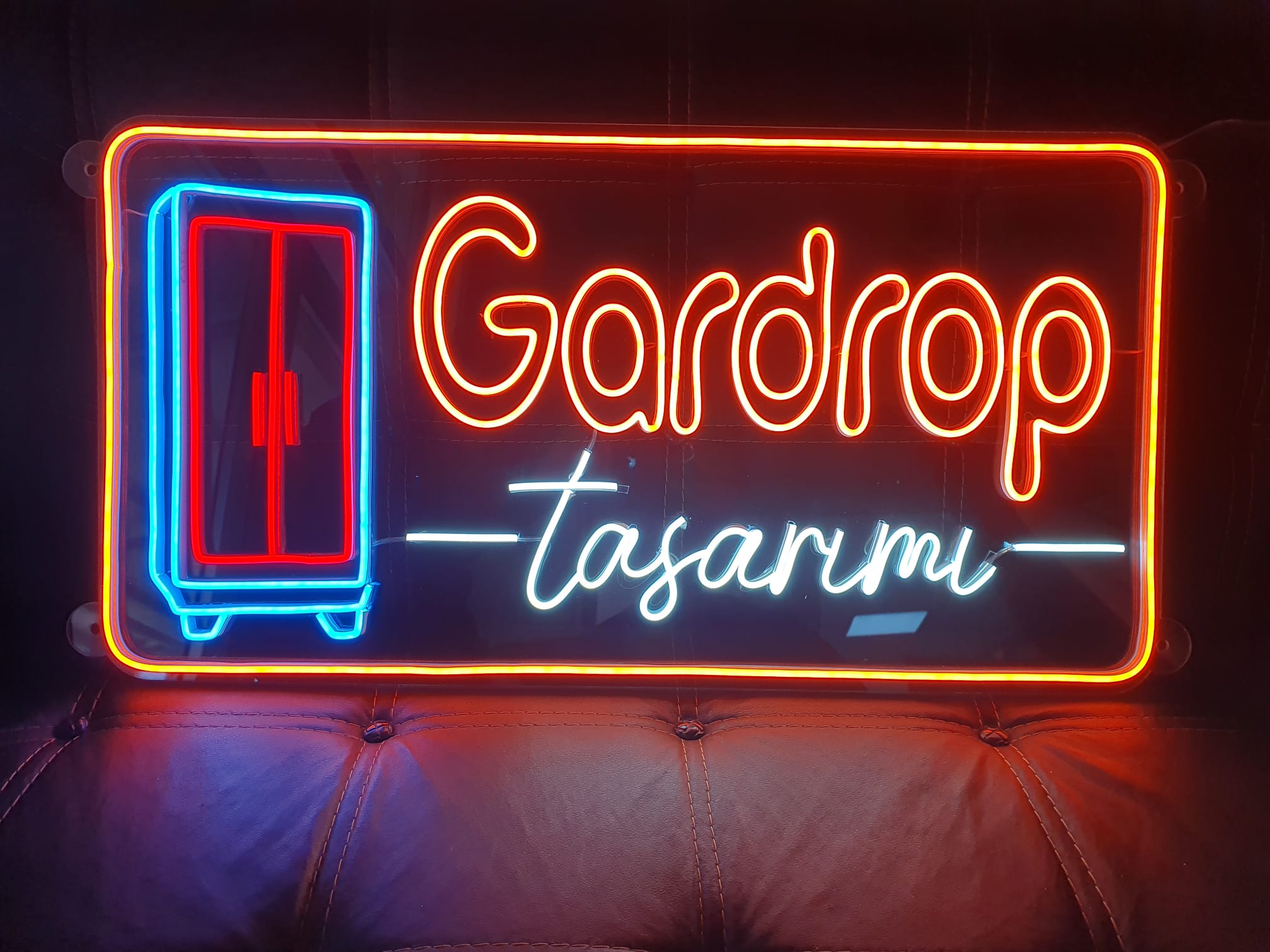 Neon balık tabela