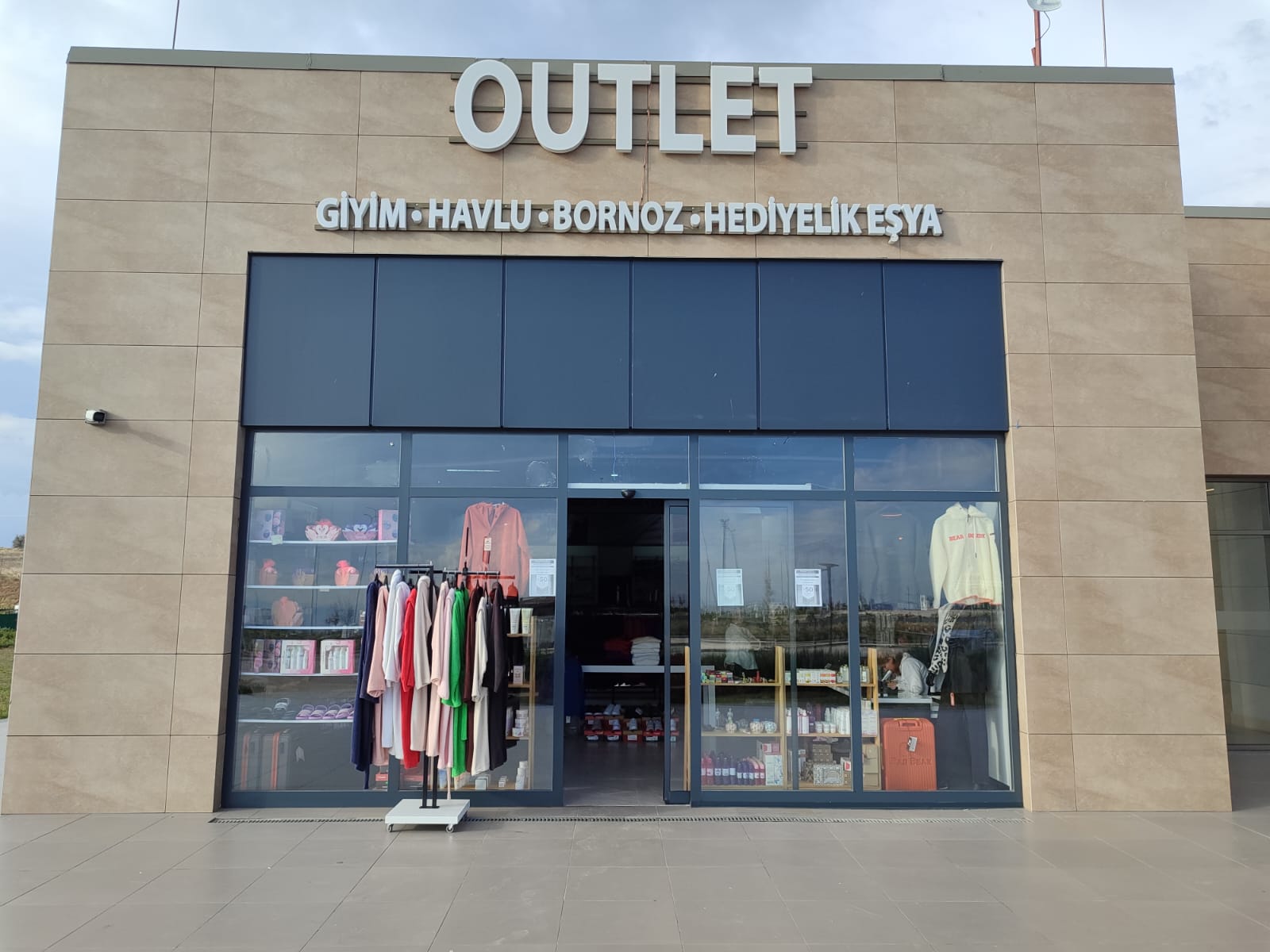 Outlet mağaza tabelası