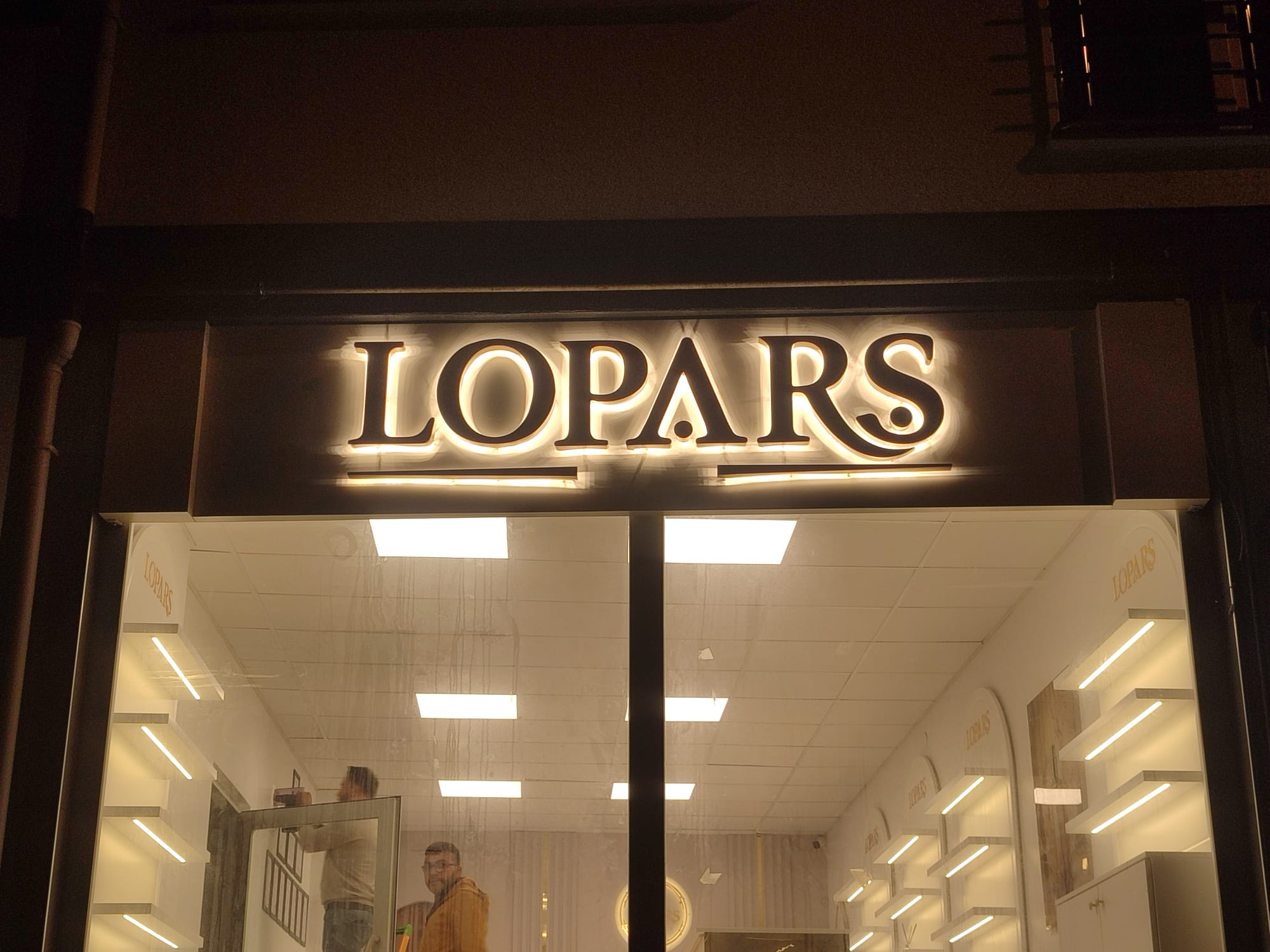 Lopars mağaza tabelası
