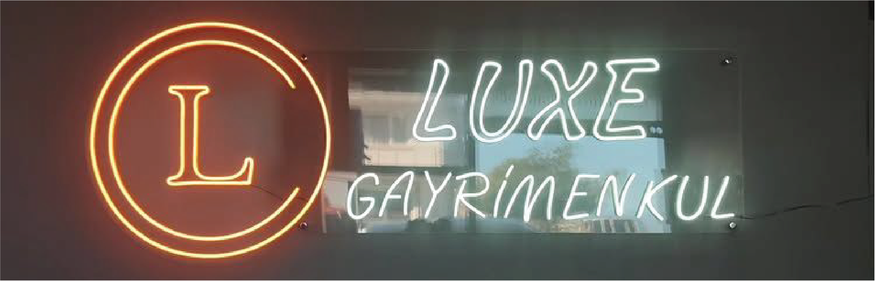 Luxe Gayrimenkul neon tabela